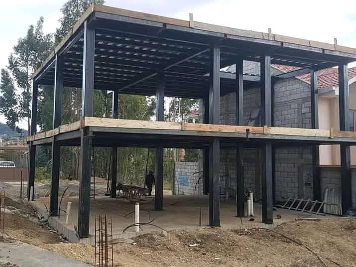 Estructura metálica de edificación de dos pisos