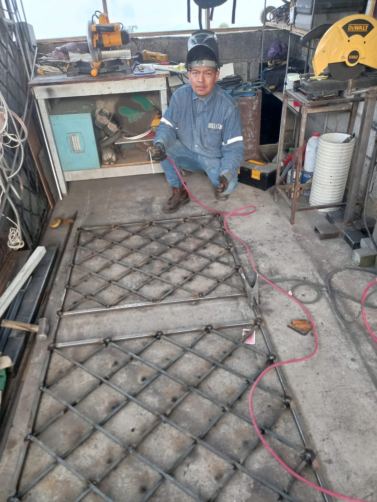 Soldador de Diselecons trabajando en taller con equipo profesional