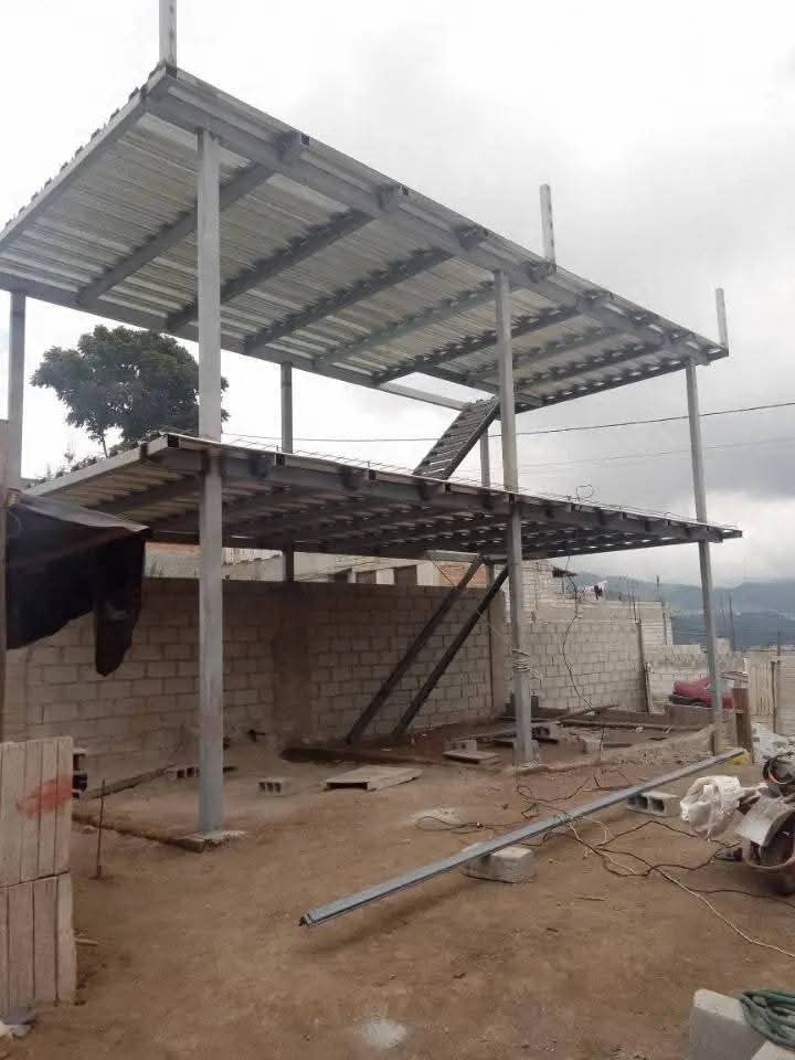Estructura de steel framing con perfiles y decking